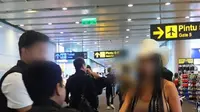 Turis AS yang menyalahgunakan izin tinggal dengan menggunakan visa on arrival dideportasi dari Bali. (dok. Instagram @imngurahra/https://www.instagram.com/p/DOx6irbDgJJ/Dinny Mutiah)