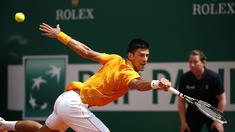 Djokovic coba mengembalikan bola kepada Cilic pada babak perempat final Monte Carlo Masters.(REUTERS/Eric Gaillard)