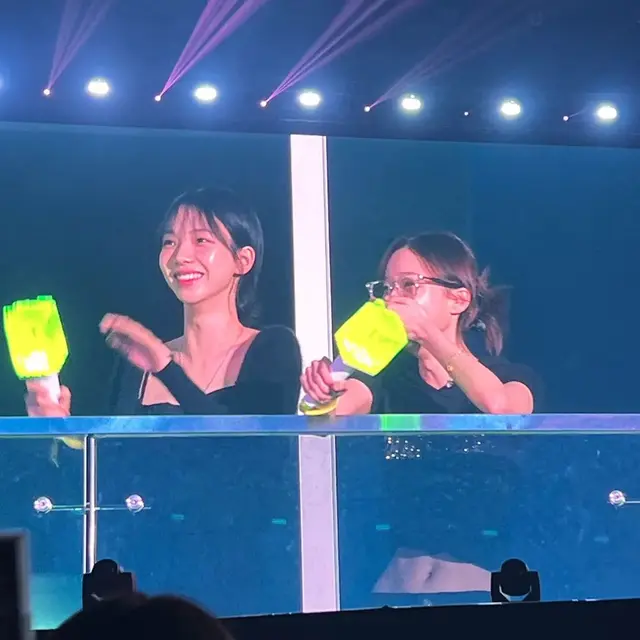 Gaya Khas Cewek Mamba Karina dan Winter aespa di Konser Encore NCT Dream