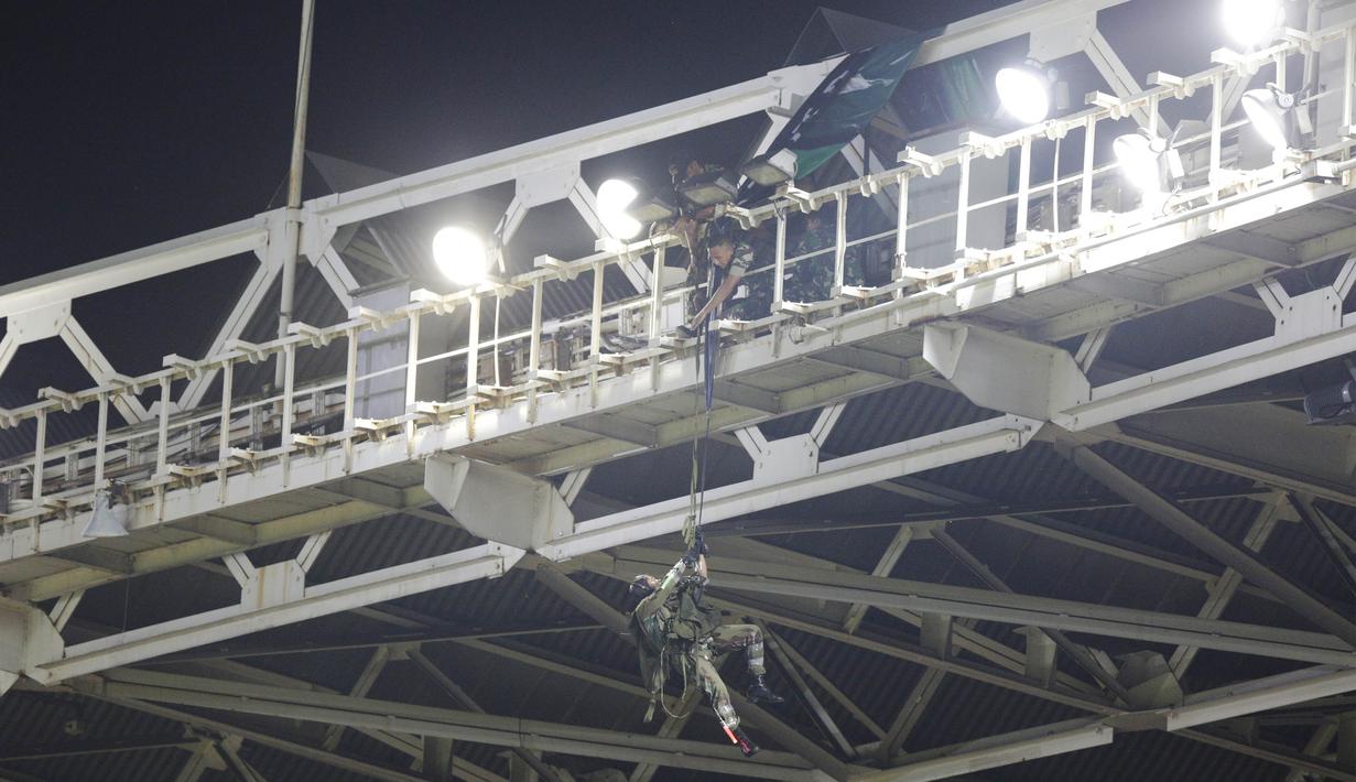 Sejumlah TNI tiba di Atap Stadion Gelora Bung Karno untuk memulai proses evakuasi. (Bola.com/Vitalis Yogi Trisna)