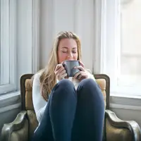 Ilustrasi minum kopi. (Copyright Pexels/Andrea Piacquadio)