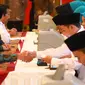Presiden Joko Widodo (kiri) melaksanakan akad pembayaran zakat mal kepada Badan Amil Zakat Nasional (Baznas) di Istana Negara, Jakarta, Kamis (16/5/2019). Jokowi menyerahkan zakat penghasilan senilai Rp 55 juta secara tunai. (Liputan6.com/Angga Yuniar)