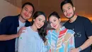 Jessica Mila mengenakan mini dress warna colorful, sedangkan Yakup tampil serba hitam dengan tshirt dan celana panjangnya.  [@jscmila]