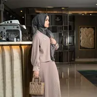 Inspirasi tak kalah menawan datang dari Fuji. Ia tampil dengan atasan blouse cokelat yang serasi dengan pleated skirtnya. Tak tanggung-tanggung, Fuji mengenakan hijab yang serasi. [Foto: Instagram/fuji_an]