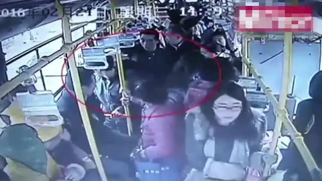 Kakek Ini Menyerang Wanita Hamil Karena Tak Diberikan Kursi
