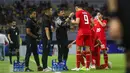 Pelatih Timnas Indonesia U-19, Indra Sjafri, memberikan arahan kepada anak asuhnya saat melawan Kamboja U-19 pada fase Grup Piala AFF U-19 2024 di Stadion Gelora Bung Tomo (GBT), Surabaya, Sabtu (20/7/2024) malam WIB. (Bola.com/Aditya Wany)