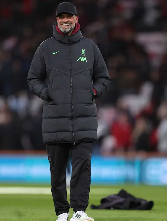 Manajer Liverpool, Jurgen Klopp tersenyum di lapangan menjelang pertandingan sepak bola Liga Premier Inggris melawan Bournemouth di Stadion Vitality, Bournemouth, Inggris selatan pada 21 Januari 2024. (Adrian DENNIS/AFP)