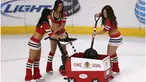 Ice Girls dari Chicago Blackhawks selain menghibur dengan tarian mereka bertugas membersihkan lapangan hoki es sebelum pertandingan National Hockey League (NHL) dimulai. (Jonathan Daniel/Getty Images/AFP)