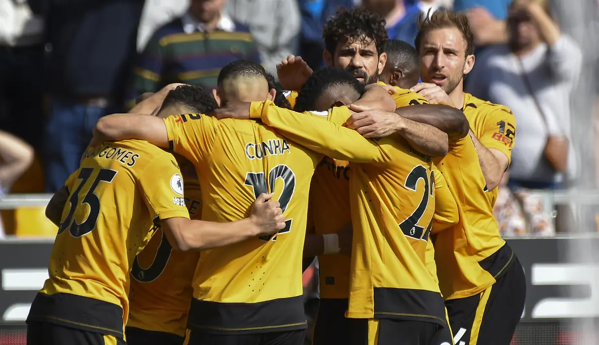 Para pemain Wolverhampton Wanderers merayakan gol ke gawang Chelsea yang dicetak Matheus Nunes pada laga pekan ke-30 Liga Inggris 2022/2023 di Molineux Stadium, Wolverhampton, Sabtu (8/4/2023). (AP Photo/Rui Vieira)