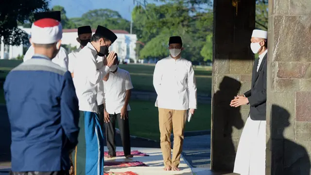 Potret Presiden Jokowi dan keluarga saat menjalankan salat id di kediamannya di Bogor. (Biro Pers Kepresidenan)