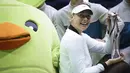 Maria Sharapova berpose dengan trofi setelah memenangkan pertandingan melawan Aryna Sabalenka di turnamen tenis Tianjin Open di Tianjin (15/10). ini merupakan gelar pertama Sharapova sejak kembali bertanding karena kasus doping. (AFP Photo/Wang Zhao)