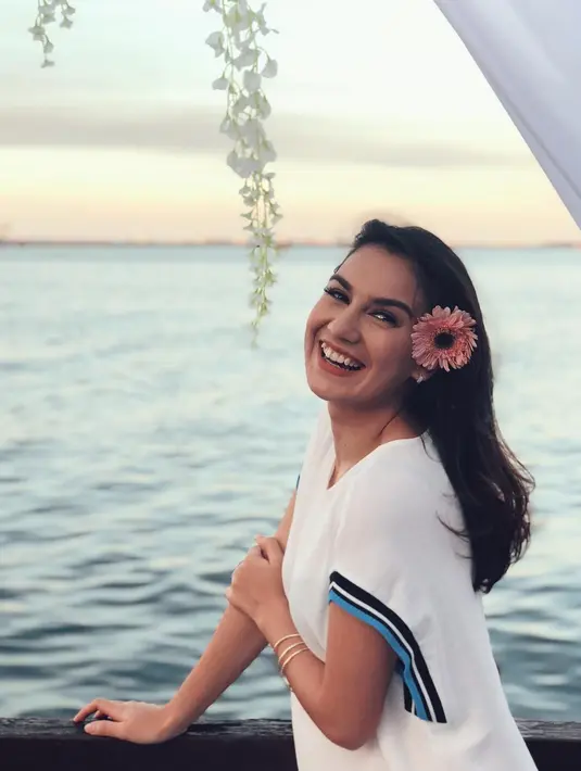 Perempuan blasteran Indonesia dan Belgia ini memang sangat cantik. Terlebih gaya berbusananya yang fashionable. Meski begitu, gaya berbusana Bella tidak pernah berlebihan. (Instagram/_irishbella_)