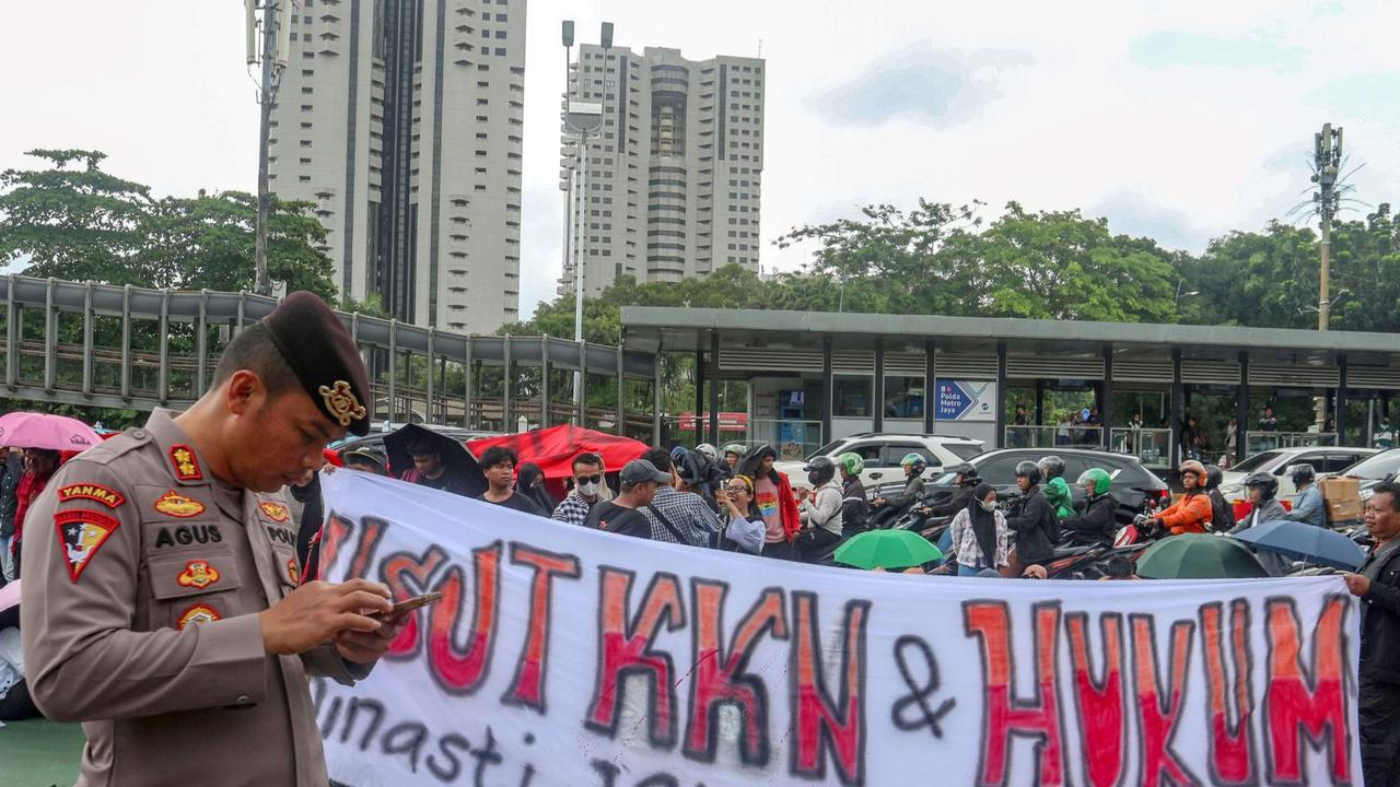 Aksi pengunjuk rasa tuntut polisi adili Jokowi