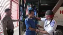 Gelandang sayang Persib, M. Ridwan turun dari bus untuk berlatih jelang laga final Piala Presiden 2015 menghadapi Sriwijaya FC di Stadion Utama Gelora Bung Karno, Jakarta, Sabtu (17/10/2015). (Bola.com/Vitalis Yogi Trisna)