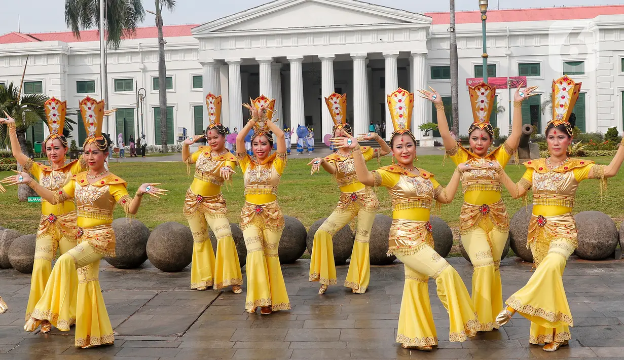 Penari menampilkan tarian daerah saat pagelaran Hari Tari Sedunia di kawasan Taman Fatahillah, Kota Tua, Jakarta, Sabtu (6/5/2023). (Liputan6.com/Angga Yuniar)