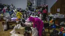 Kesibukan relawan Ukraina saat menyortir pakaian yang disumbangkan untuk kemudian didistribusikan ke penduduk setempat di Lviv, Ukraina barat, pada Rabu (2/3/2022). Invasi Rusia ke Ukraina telah memasuki hari keenam. (AP Photo/Bernat Armangue)