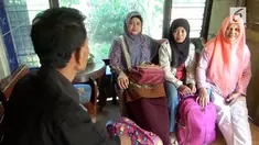 Para wanita ini putuskan menghabiskan waktu Lebaran dengan menjadi tenaga infal di Jakarta karena tergiur bayarannya yang besar.