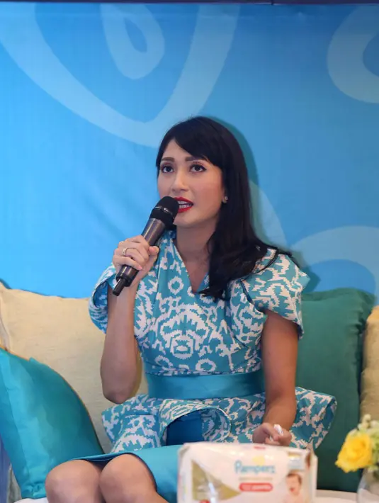 Dia juga mengaku memberikan reward pada anak-anaknya jika mereka melakukan hal baik. Namun bukan dalam bentuk barang melainkan pujian dan pelukan hangat. (Nurwahyunan/Bintang.com)