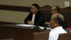 Mantan Direktur Utama PT Asuransi Jasindo, Budi Tjahjono menjalani sidang dakwaan di Pengadilan Tipikor, Rabu (5/12). Budi terjerat kasus pembayaran komisi fiktif dalam pengadaan asuransi oil dan gas pada BP Migas-KKKS. (Liiputan6.com/Herman Zakharia)