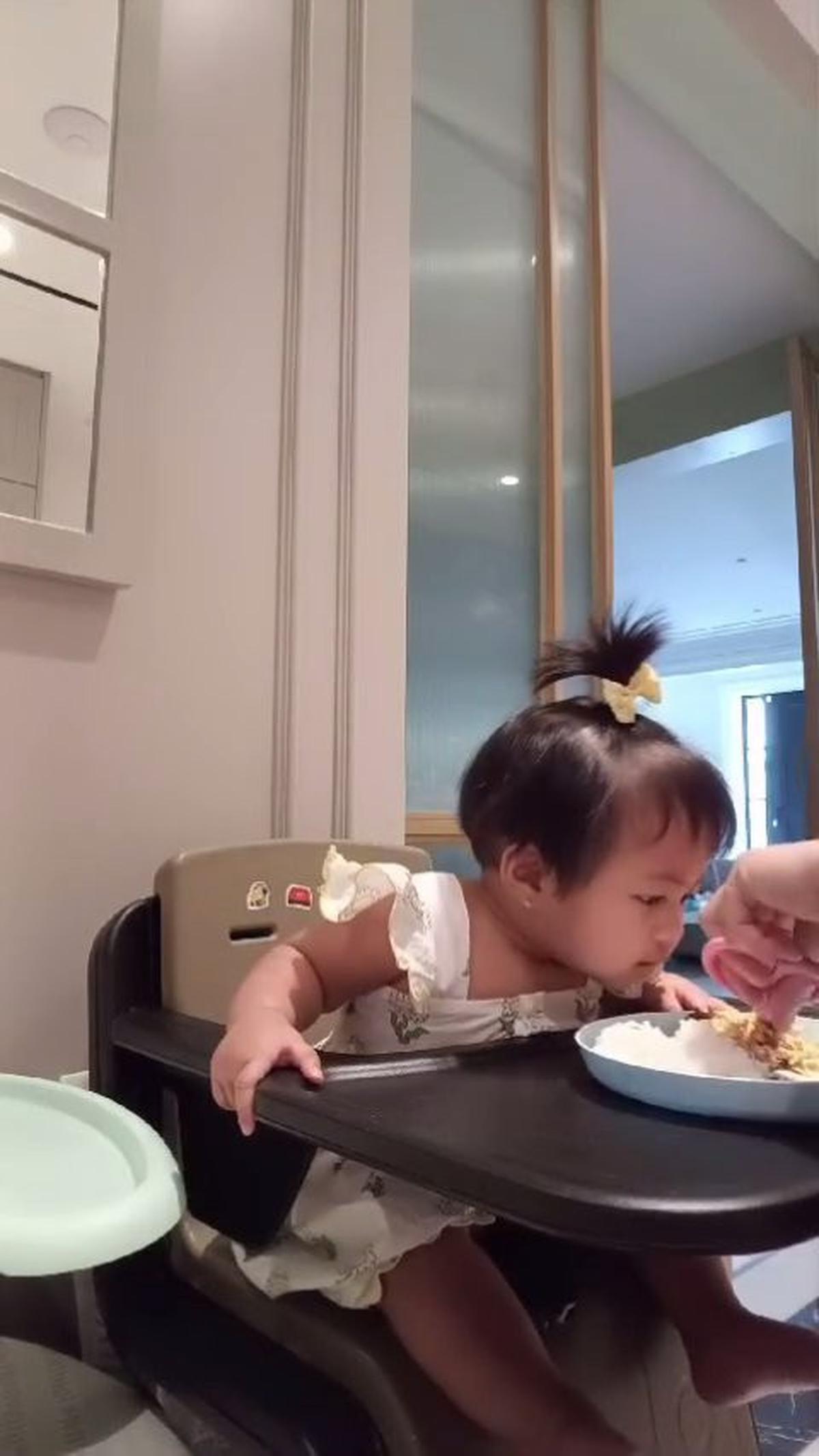 Momen Lily Anak Nagita Slavina Dan Raffi Ahmad Mau Sarapan, Nyeloteh Sambil Mainin Sumpit