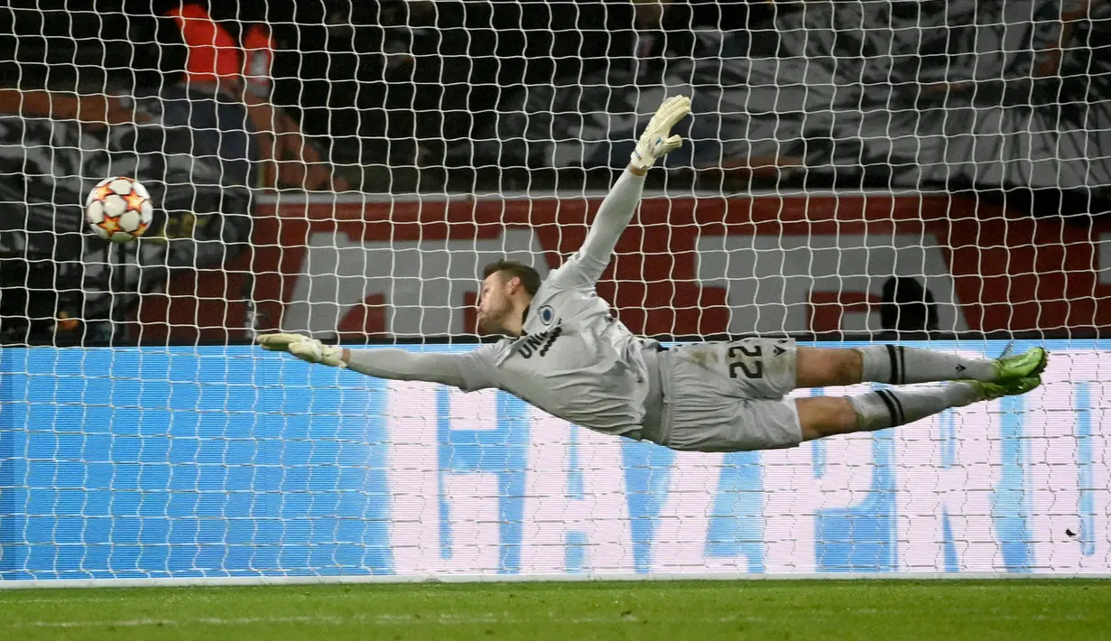 Pada menit ke-38 PSG unggul 3-0 lewat gol Lionel Messi. Rekor kembali tercipta. Gol tersebut menyamai catatan Cristiano Ronaldo yang mampu menjebol gawang 38 tim berbeda di Liga Champions. (AFP/Anne-Christine Poujoulat)