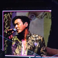 Aksi melokal ‘Mas Agung’ a.k.a Siwon Super Junior pakai baju batik saat konser bikin heboh penggemar. Yuk, intip! (Foto: IG/@gandisulis).