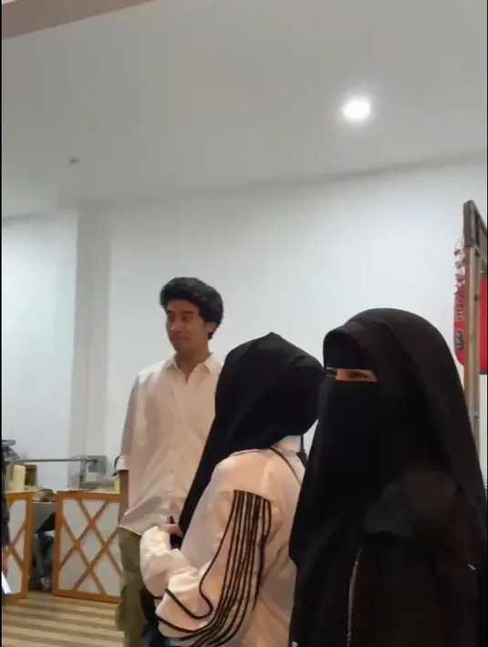 Di ulang tahunnya kali ini, Umi Pipik juga mendapatkan hadiah luar biasa dari putranya, Abidzar. Umi Pipik mendapatkan hadiah rumah dan mobil mewah dari putranya. [Instagram/_ummi_pipik_]