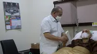 Ketua DPD RI, AA LaNyalla Mahmud Mattalitti menjenguk Wakil Presiden ke-6 RI Try Sutrisno, yang tengah menjalani perawatan di Rumah Sakit Pusat Angkatan Darat (RSPAD) Gatot Soebroto. (Istimewa)