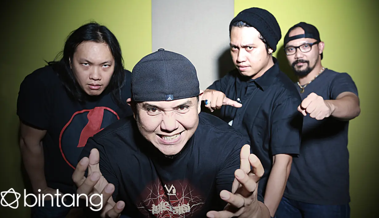 Demi memberikan yang terbaik dalam album perdananya, Musikimia mengandeng 5 co-produser. Diantaranya, Eben Burgerkill, Nikita Dompas, Stevie Item, Bondan Prakoso dan Gugun Blues Shelter. (Galih W. Satria/Bintang.com)