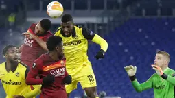 Pemain AS Roma dan pemain Young Boys berebut bola udara pada pertandingan Grup A Liga Europa di Olympic Stadium, Roma, Italia, Kamis (3/12/2020). AS Roma melaju ke babak 32 besar Liga Europa sebagai juara Grup A usai mengalahkan Young Boys 3-1. (AP Photo/Andrew Medichini)