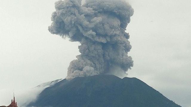 Kembali Erupsi, Asap Kelabu Gunung Agung Capai 2,5 Km