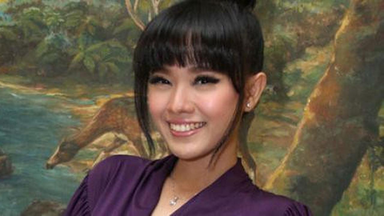 Rencana nikah Winda terhalang kontrak kerja
