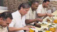 Patrick Kluivert dan tim pelatih Timnas Indonesia santap kuliner Aceh di rumah makan langganan Jokowi. (dok. tangkapan layar video X @TimnasIndonesia/https://x.com/TimnasIndonesia/status/1887101689704149013)