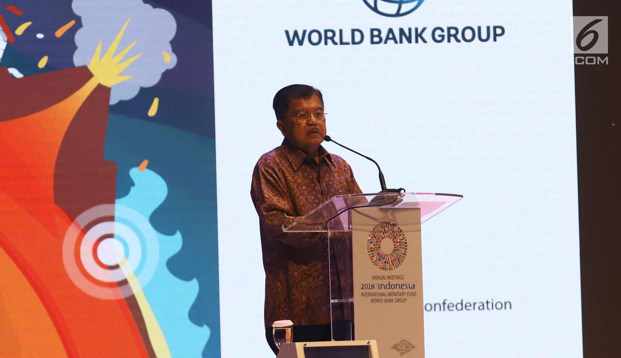 Wakil Presiden RI Jusuf Kalla memberi pemaparan terkait asuransi bencana selama acara IMF-WB Group 2018, Bali, Rabu (10/10). Dalam pemaparannya Indonesia, yang dilalui jalur ring of fire, dikenal sebagai supermarket bencana. (Liputan6.com/Angga Yuniar)