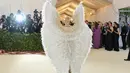 Penyanyi Katy Perry saat menghadiri Met Gala 2018 di Metropolitan Museum of Art, New York (7/5). Katy Perry tampil dengan mengenakan sayap saat menghadiri Met Gala 2018. (Photo by Evan Agostini/Invision/AP)