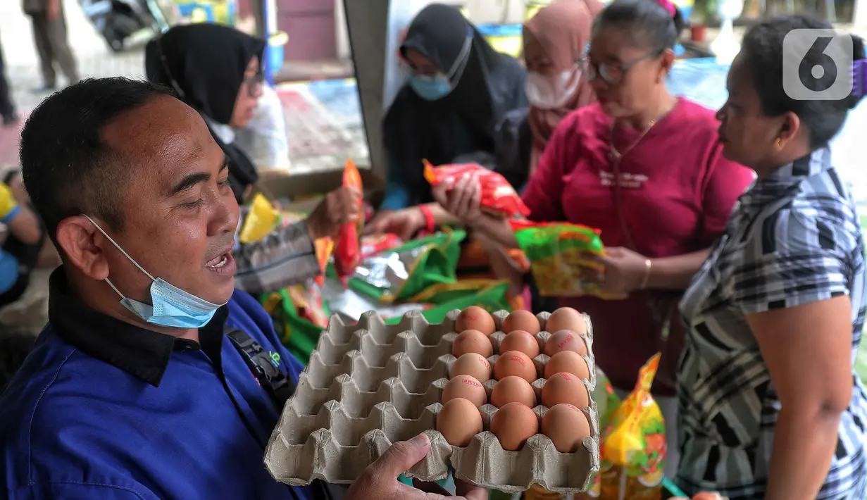Warga mengantre untuk membeli sembako murah di Bazar Sembako Murah di Kecamatan Ciledug, Kota Tangerang, Senin (12/9/2022). Bukan hanya pangan, bazaar tersebut juga menyediakan gas, kebutuhan rumah tangga, hingga produk UMKM.  (Liputan6.com/Angga Yuniar)