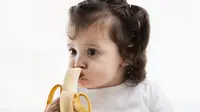 Ilustrasi bayi makan buah pisang | copyright freepik.com