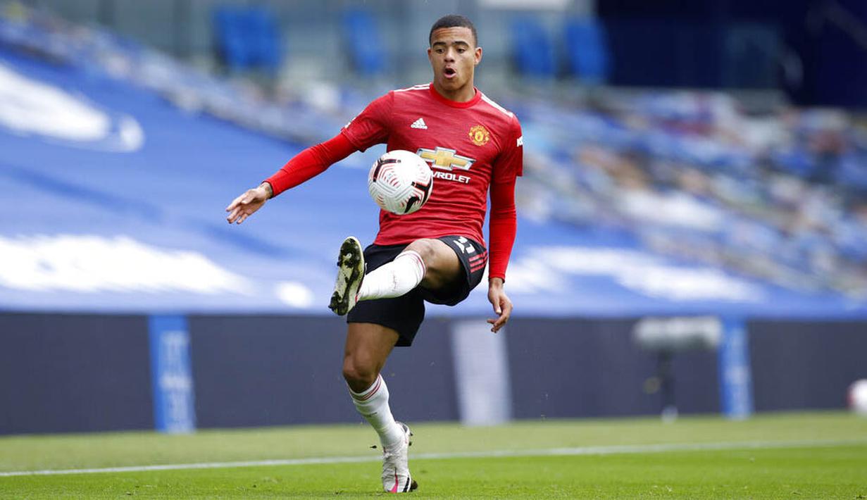 Penyerang Manchester United, Mason Greenwood, mengontrol bola saat melawan Brighton Hove Albion pada laga Liga Inggris, Sabtu (26/9/2020). Setan Merah menang dengan skor 3-2. (John Sibley/Pool via AP)