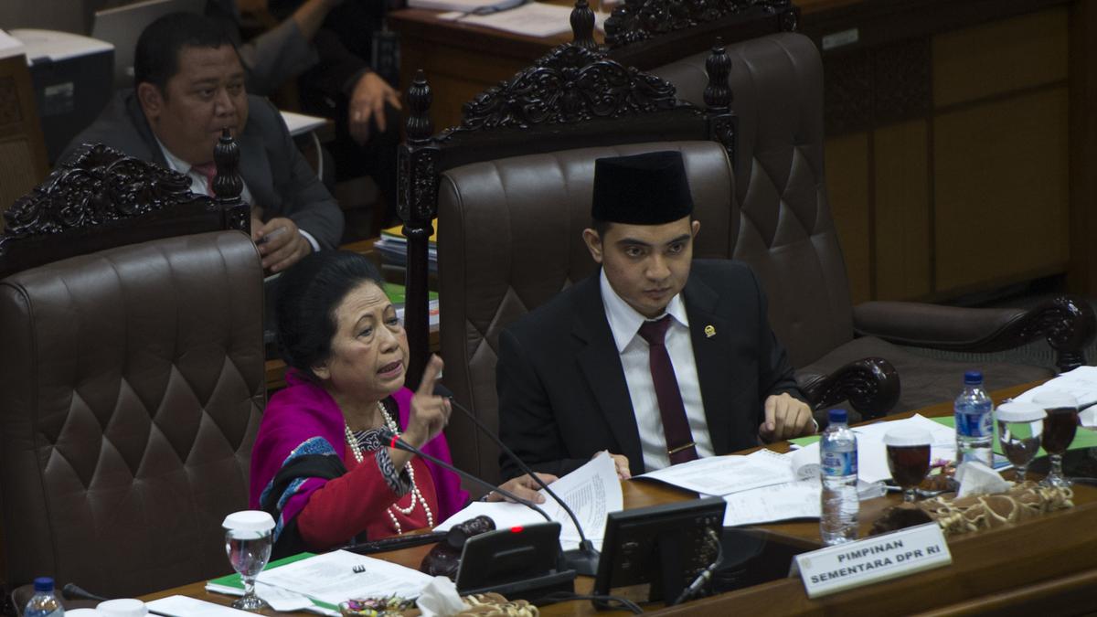 Ceu Popong Dapat Penghargaan dari Golkar