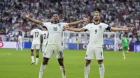 Jude Bellingham dan Harry Kane merayakan gol ke gawang Slovakia di babak 16 besar Euro 2024 (AP)