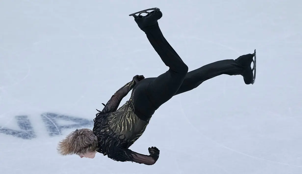 Malinin mencuri perhatian dunia setelah melakukan backflip di atas es, yang merupakan aksi langka karena gerakan itu sempat dilarang di kompetisi internasional selama puluhan tahun. Aksi ini mendapat sambutan besar dari penonton dan media internasional. (AP Photo/Natacha Pisarenko)