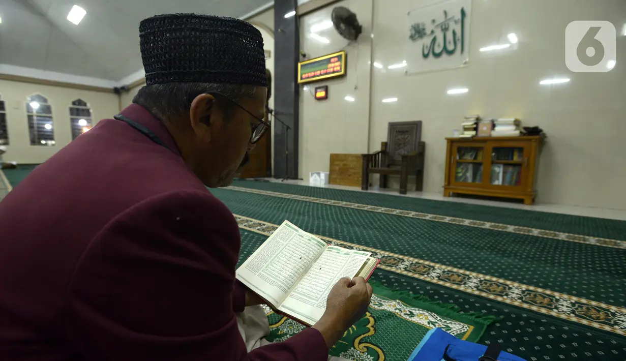 <p>Warga membaca Alquran saat melakukan itikaf pada malam ke-27 bulan puasa Ramadhan 1443 H di Masjid Asy-Syuhada, Cikampek, Kabupaten Karawang, Jawa Barat, Jumat (29/4/2022). Itikaf dilakukan pada 10 hari terakhir bulan Ramadhan dengan membaca Alquran, dzikir, dan selawat untuk mencari rida Allah SWT. (merdeka.com/Imam Buhori)</p>