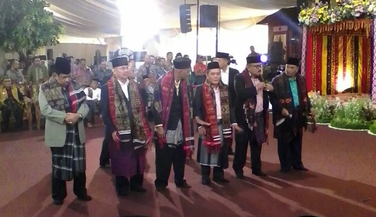 Rangkaian acara pernikahan Kahiyang Ayu dan Bobby Nasution kembali dihelat. Acara yang berlangsung di Medan, Sumatera Utara, kali ini adala prosesi adat suku Mandailing dan Resepsi pernikahan. (Istimewa)