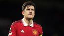 <p>Reaksi kecewa pemain Manchester United, Harry Maguire setelah laga leg pertama perempat final Liga Europa 2022/2023 melawan Sevilla di Old Trafford, Manchester, Jumat (14/04/2023) dini hari WIB. Laga berakhir dengan skor 2-2. (AP Photo/Dave Thompson)</p>