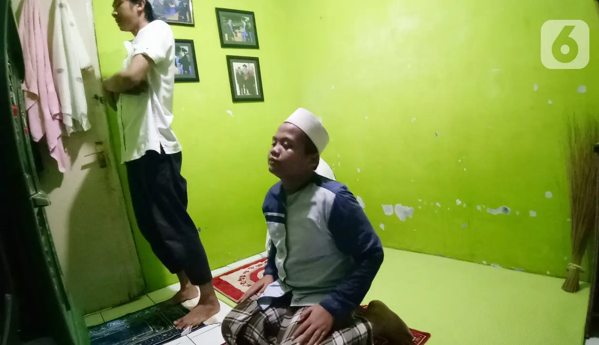 Warga melaksanakan salat Tarawih berjemaah di rumah di kawasan Tangerang, Rabu (29/4/2020). Kementerian Agama sebelumnya telah mengeluarkan surat edaran Nomor 6 Tahun 2020 yang meminta umat muslim untuk salat Tarawih bersama keluarga inti di rumah selama bulan Ramadan. (Liputan6.com/Angga Yuniar)