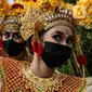 Penari menggelar tarian dan fashion show berlatar alam di Grand Smesco Hills Cisarua, Bogor, Minggu (11/4/2021). Tari yang akan ditampilkan adalah Tari Topeng Jigrik Ndat dari Betawi, Tari Legong Mesatya dari Bali, Tari Papua, Tari Bajidor Kahot dan Tari Kipas Pakarena (Liputan6.com/JohanTallo)