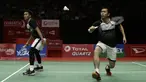Ganda putra Indonesia, Mohammad Ahsan/Hendra Setiawan, saat menghadapi Fajar Alfian/Muhammad Rian Ardianto, pada laga Indonesia Masters 2020 di Istora Senayan, Jakarta, Sabtu (18/1). Ahsan/Hendra menang tiga gim dengan skor 21-12, 18-21, dan 21-17. (Bola.com/Yoppy Renato)