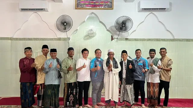 Pendakwah Ustaz Dennis Lim membagi-bagikan pendingin ruangan atau Air Conditioner (AC) untuk masjid-masjid yang membutuhkan.