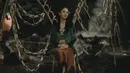 Melihat pesona Jessica Mila mengenakan kebaya kutu baru dari bahan velvet berwarna hijau. Penampilannya ini dipadu dengan kain batik cokelat. [Foto: Instagram/jscmila]