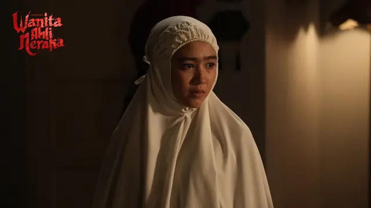 Gaya Kebaya Kartini Febby Rastanty Berpadu Songket Saat Tunangan dengan Drajat Djumantara